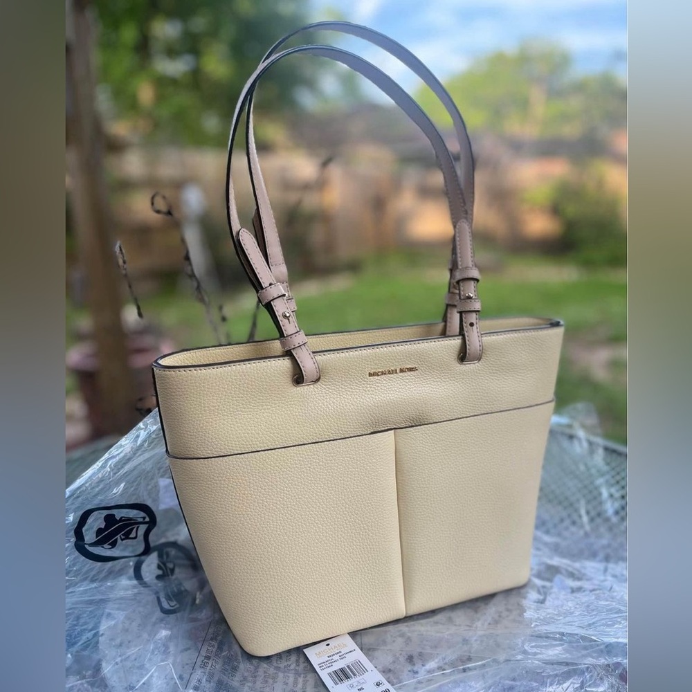 Beautiful MICHAEL KORS - Brand New W/ Tag